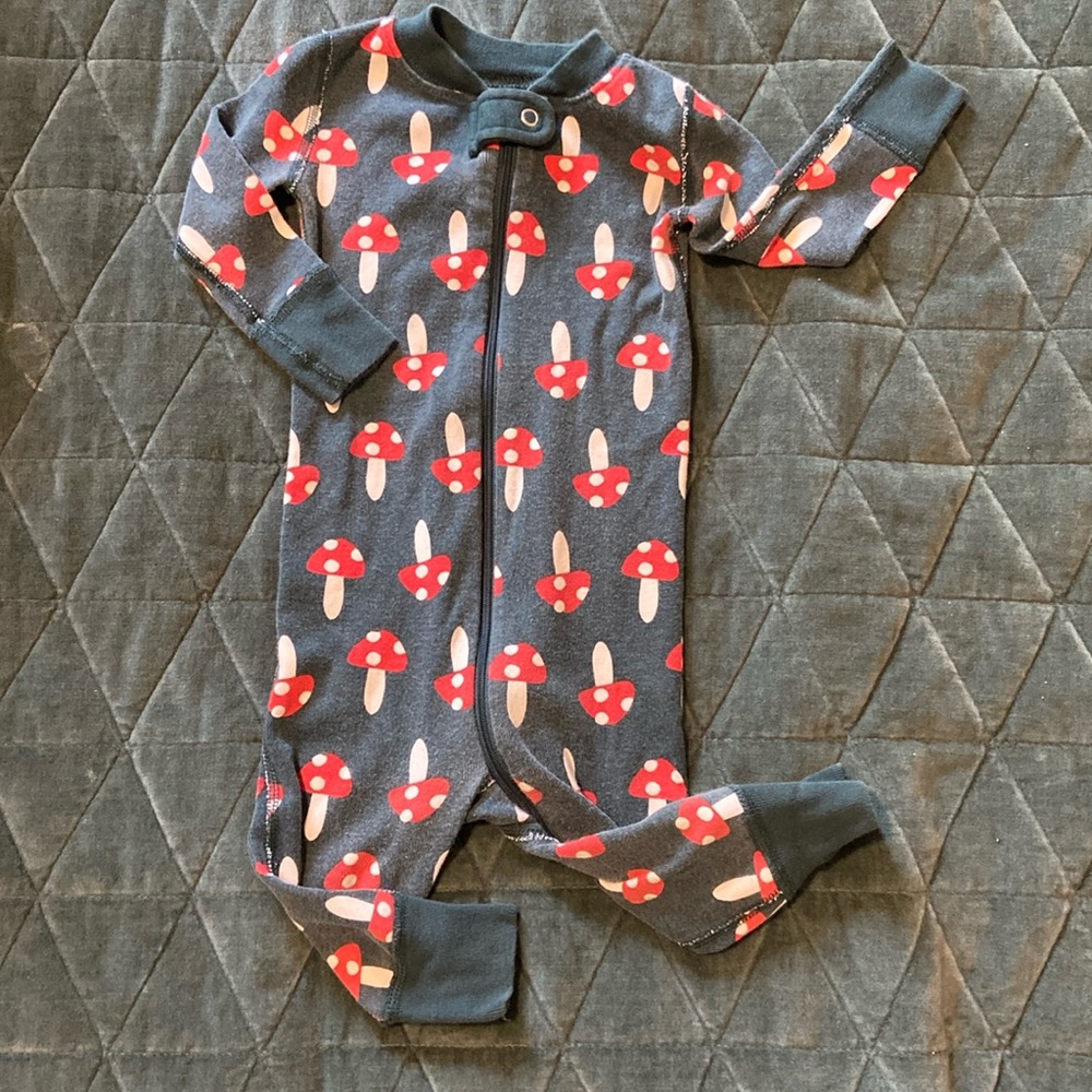 Hanna Andersson mushroom pajamas. 6-12 months.